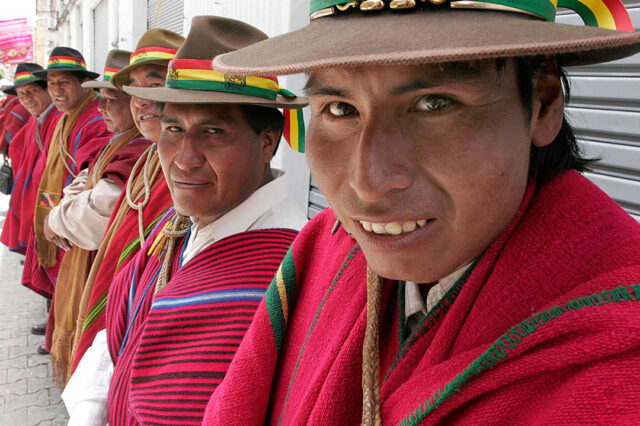 Bolivianos en la Argentina: entre la precarización laboral y el empresariado étnico