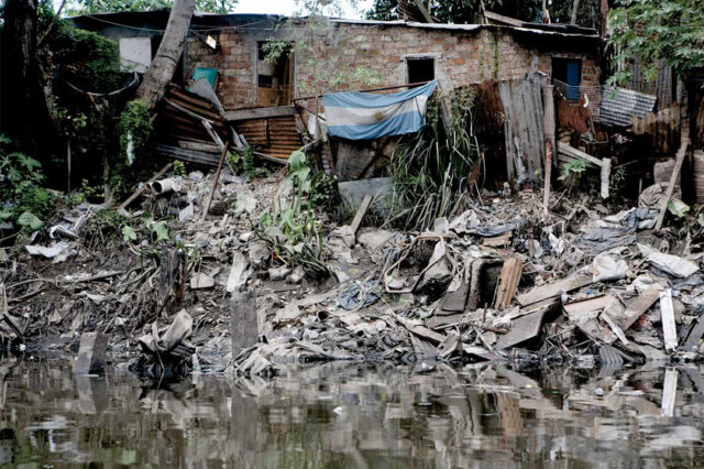 Los servicios públicos de saneamiento básico en los barrios informales: 300.000 habitantes de la ciudad de Buenos Aires condenados a vivir en emergencia sanitaria