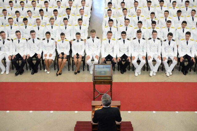 La formación de los militares argentinos en democracia: panorama y desafíos futuros
