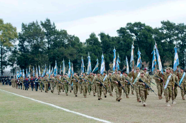La tarea pendiente de la democracia en el campo de defensa. La necesidad de definir la vertiente estratégica del instrumento militar en la política estatal