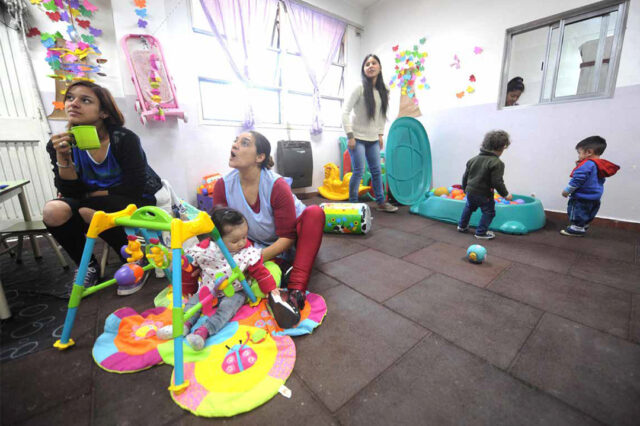 Una vieja tensión para pensar la Educación Maternal hoy: educar y cuidar. El derecho a la educación desde los 45 días