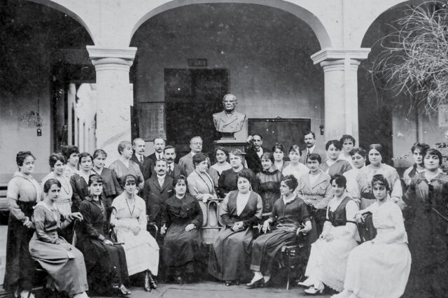 Formar docentes: tradiciones y debates en la historia
