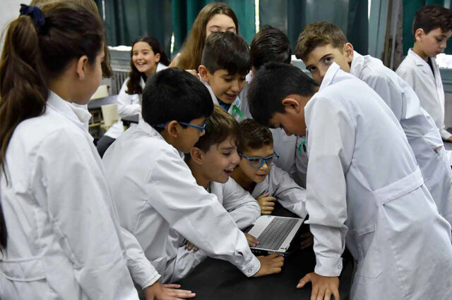 Escuelas, tecnologías y docentes, ¿nuevos escenarios para viejos problemas?