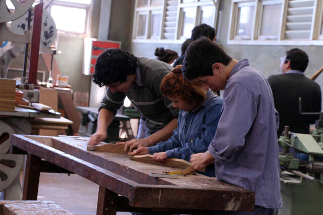 Las múltiples demandas sociales y productivas a la educación y formación para el trabajo: acerca de las pugnas distributivas y los actores en juego