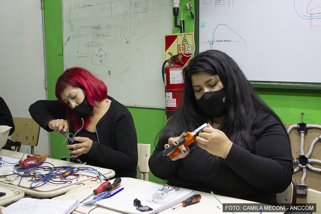 Trabajo femenino, una historia de desigualdades persistentes