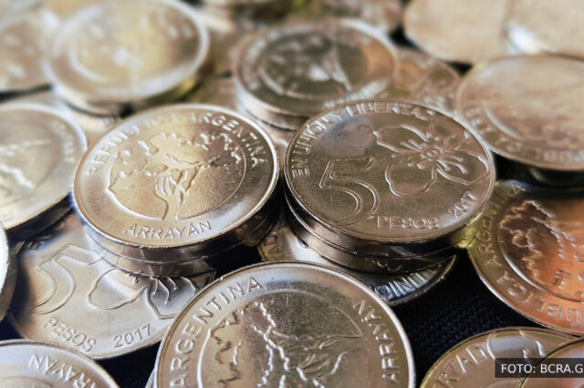 Cómo revertir la dolarización: hacia un peso digital y una moneda regional