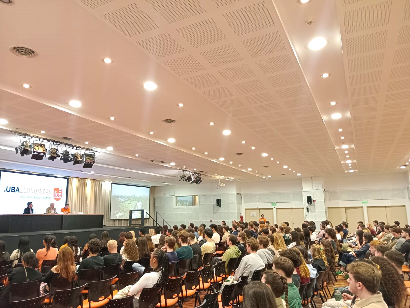 Reunión de Bienvenida a estudiantes de diferentes universidades del mundo